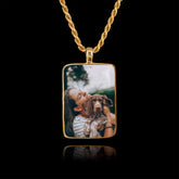 Colgante conmemorativo de oro con piedra cerámica rectangular